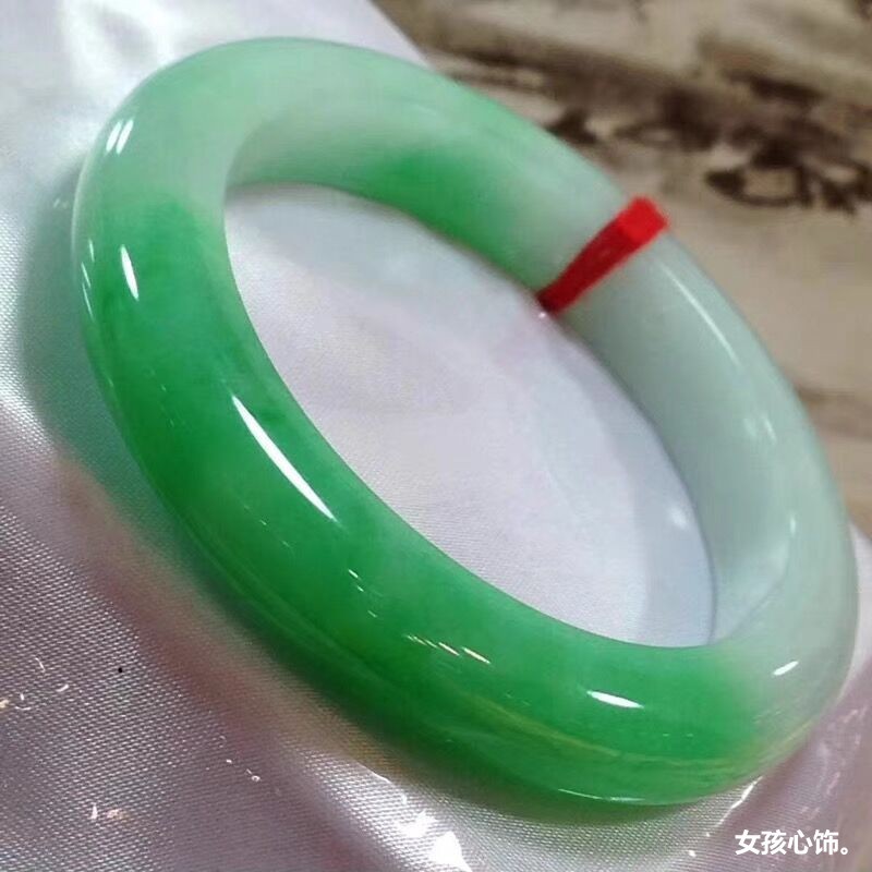 Bracelets - Natürliches, perfekt rundes, leuchtend grünes Armband,