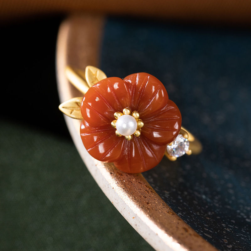 Rote natürliche Jade-Blumenrin – Rings Bewertung und Preis