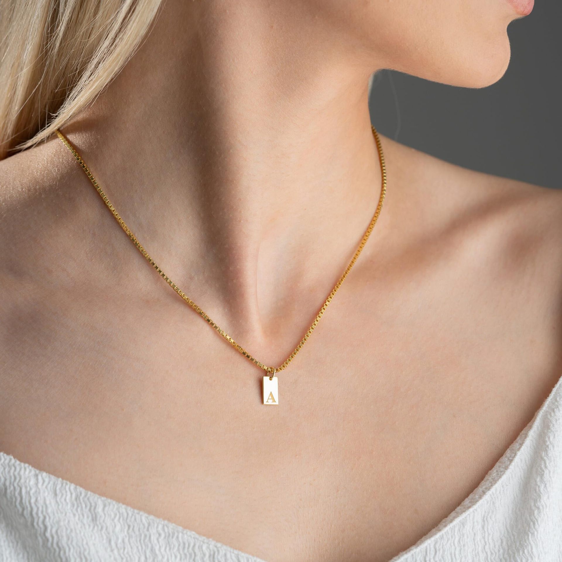 Winzige quadratische 26 Anfang – Initial Letter Necklace 18K Gold Bewertung und Preis